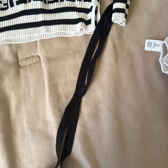 Black and white sweater - Picture 2 of 4